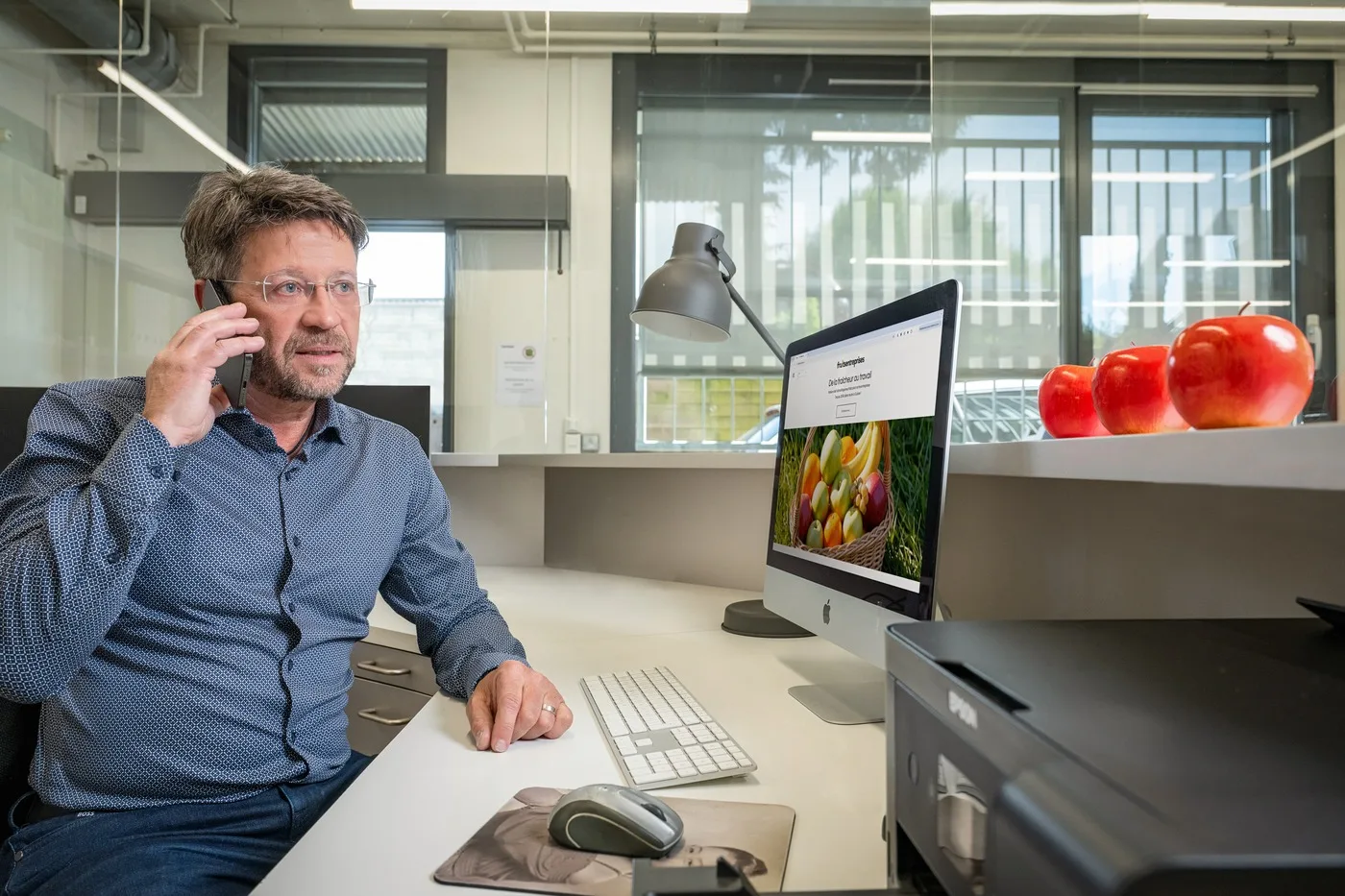 Client professionnel discutant de sa livraison de fruits par téléphone