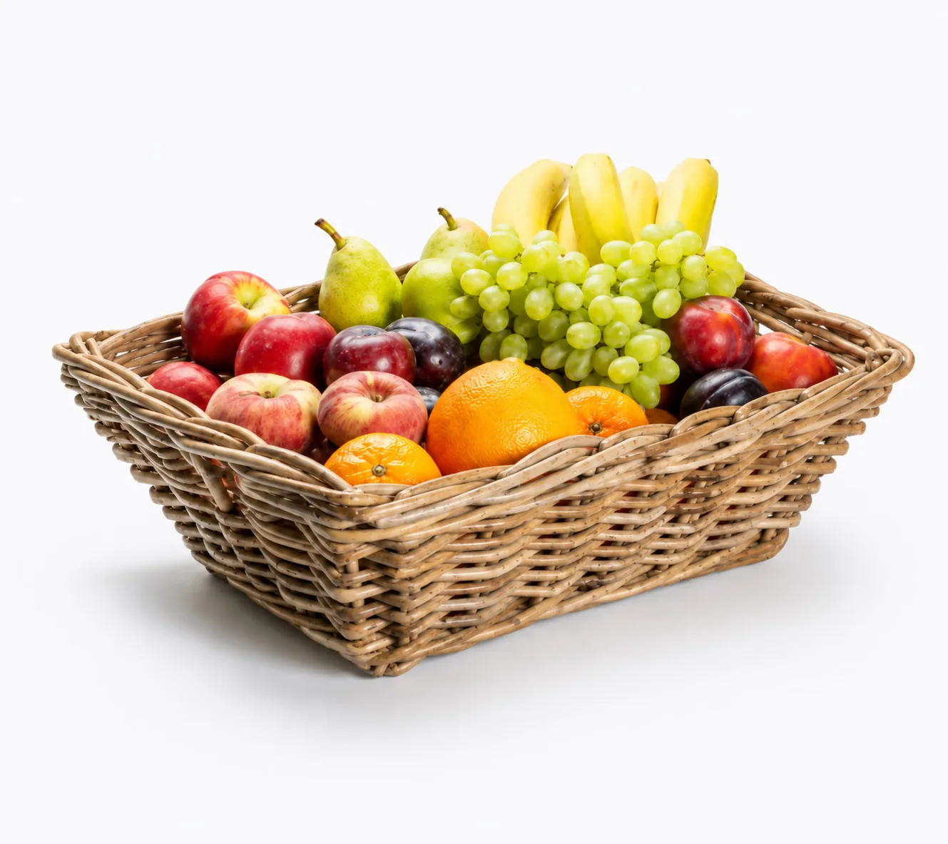 Seitlich fotografierter Firmenfrüchte-Korb mit Äpfeln, Bananen, Trauben, Birnen & Orangen