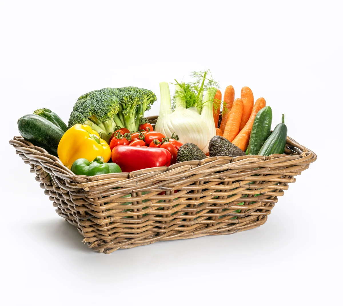 Panier de légumes avec poivrons, brocolis, concombres, carottes & tomates